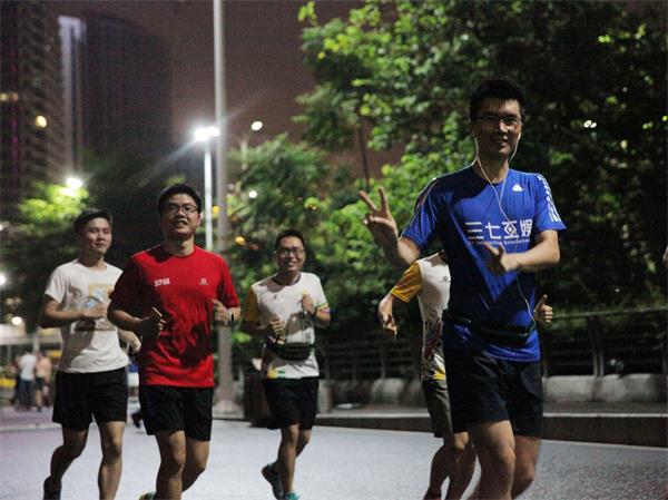 图2.享受奔跑的夜跑活动.jpg