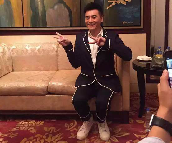 图6 在采访中卖萌的“萌大统领”陈龙.jpg