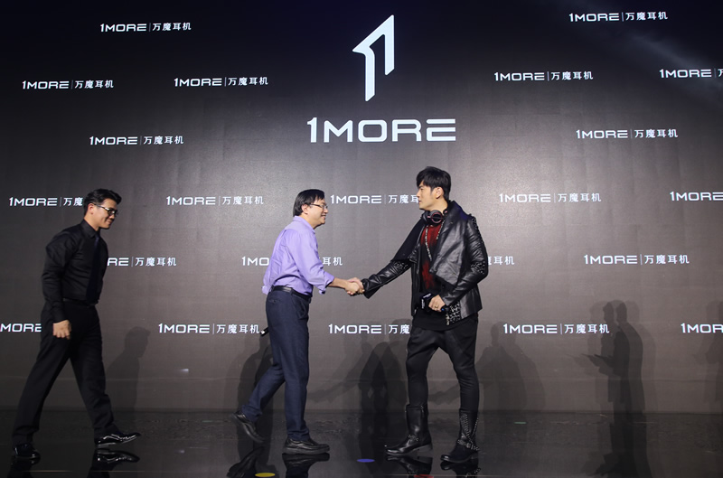 图13：杰伦与1MORE领导合影.jpg
