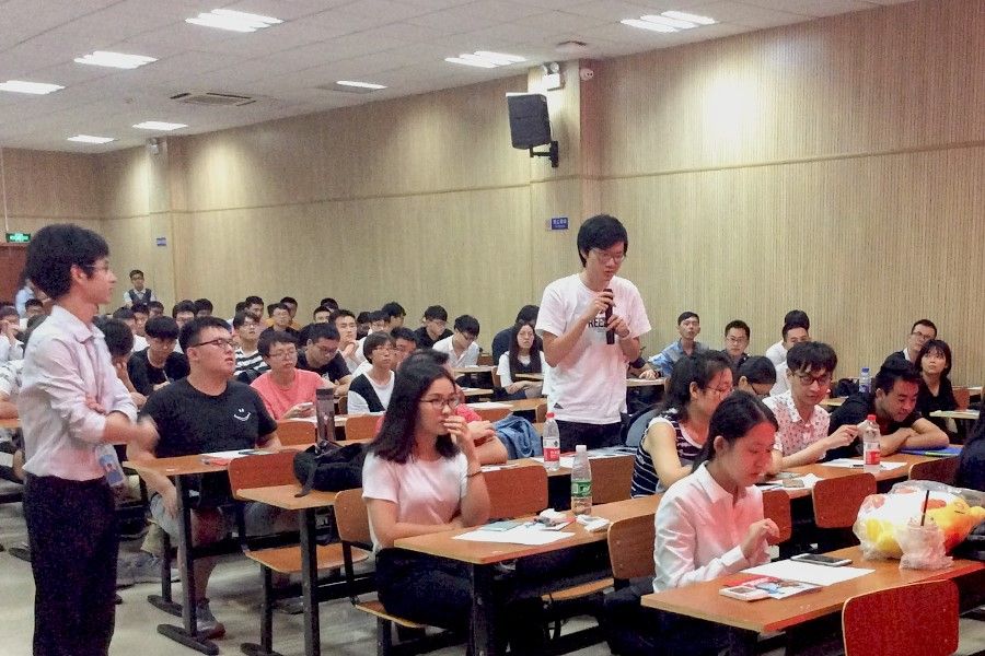 【图6 现场学生踊跃提问】.jpg