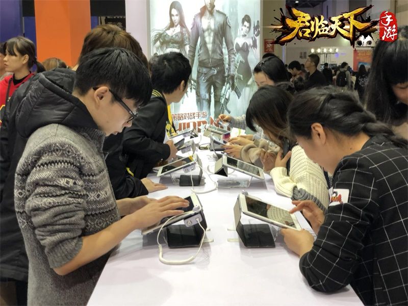 图1：《君临天下》展台现场游戏试玩.jpg