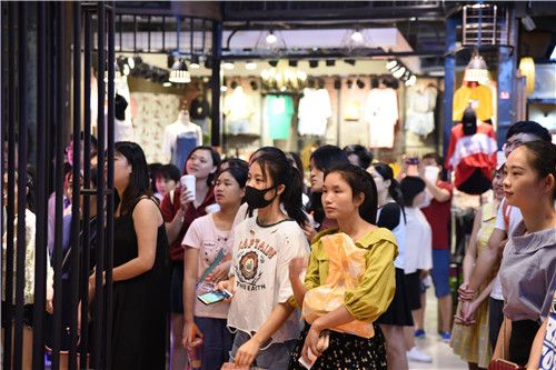 图4：众人围观.JPG