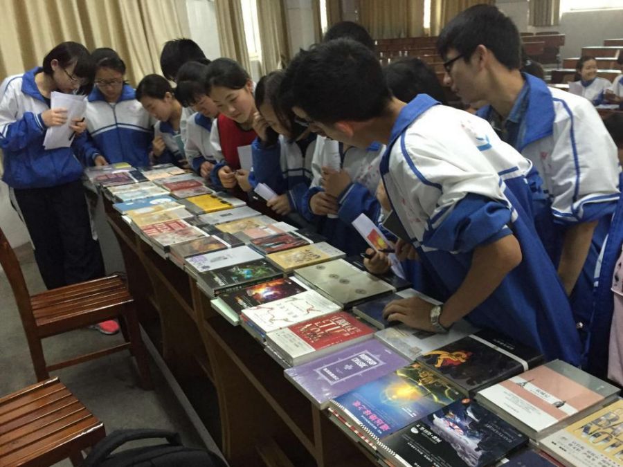 图2 中学生们围在图书角寻找心仪的书.jpg