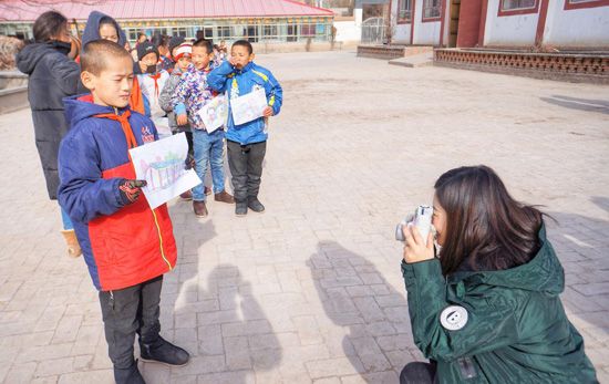 图5 为孩子们留下共同的美好时刻.jpg