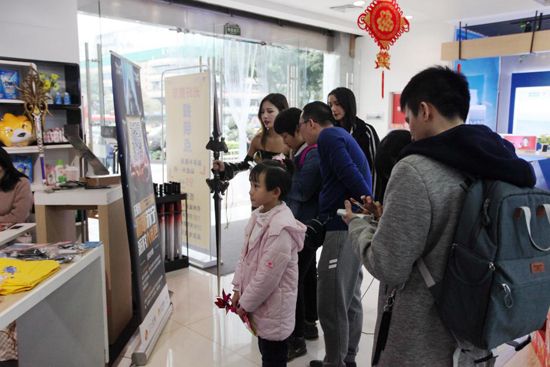 图2 在coser指引下参与游戏互动的顾客排起长龙.jpg