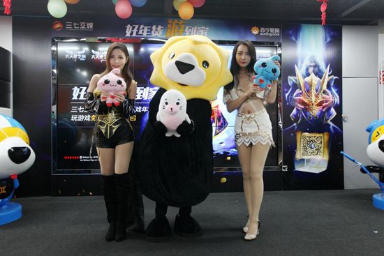 图1 美丽coser现身游戏年货节现场.jpg