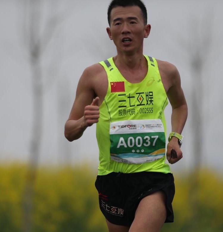（湖北沙洋半程马拉松男子国内冠军刘路峰）.jpg