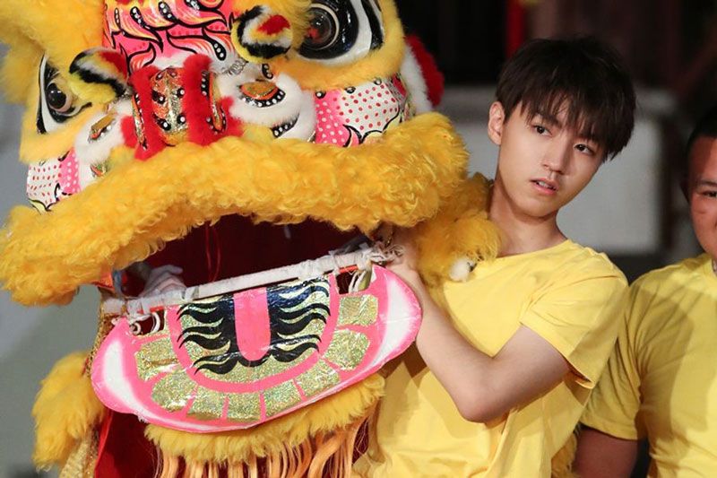 【图五，王俊凯卖力舞狮，获得狮王争霸胜利】.jpg