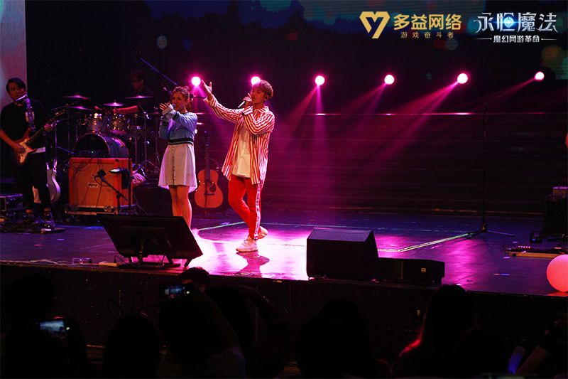 图4 丁当鼓鼓深情歌唱.jpg