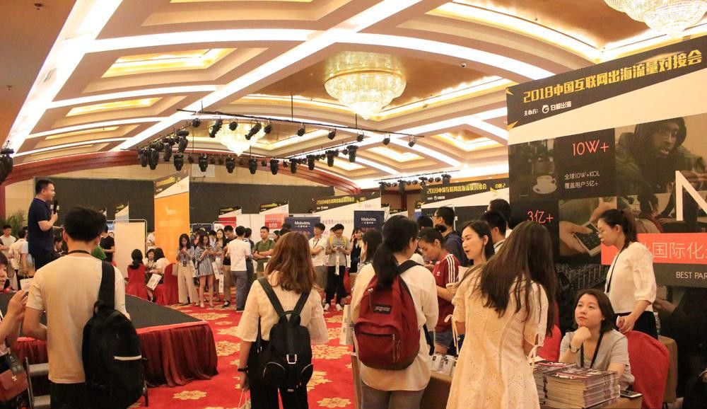 图4. 展商宣讲台和展台前聚集了大量参展人员.jpg