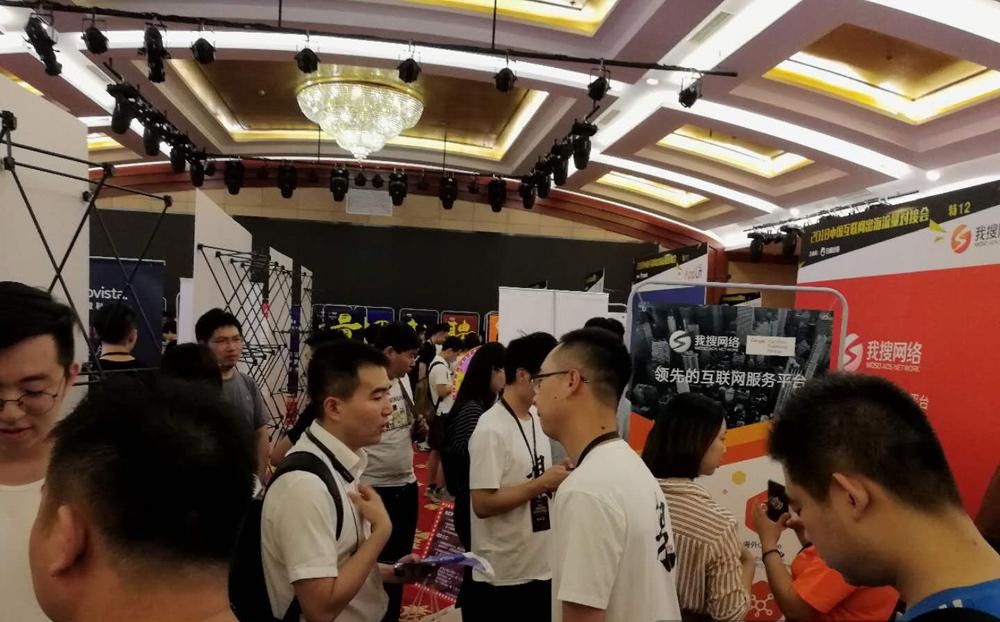 图9. 参展的出海行业人士在展台前交流洽谈.jpg