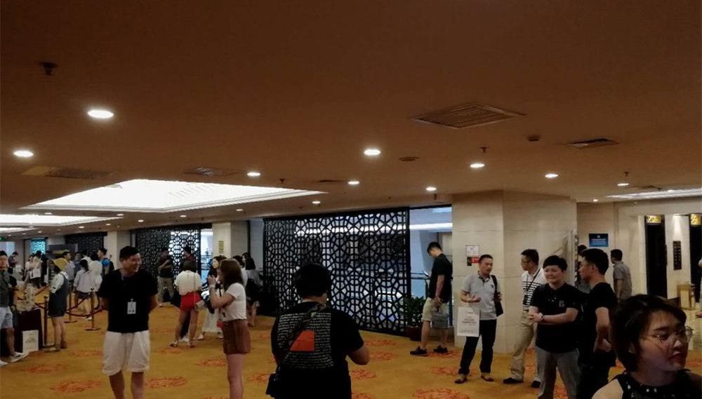 图10. 合作洽谈延伸到会场外.jpg
