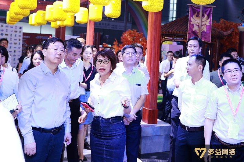 图：多益网络向周慧琳同志介绍展区特色.jpg