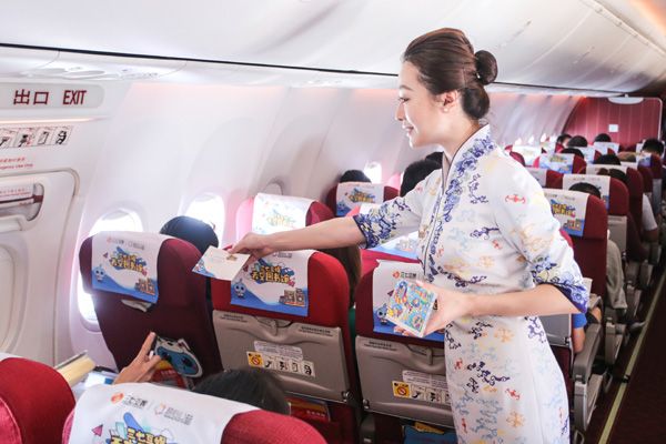 图3 机组成员收取写好的明信片.jpg