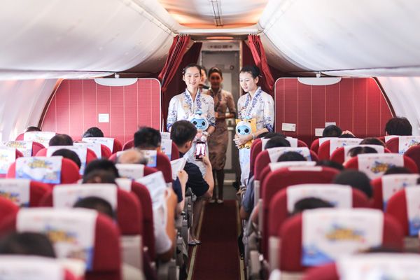 图4 机组成员向乘客派发公益活动礼品.jpg