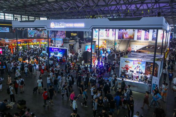 图2 表演结束后，三七互娱互动区现场火爆.jpg