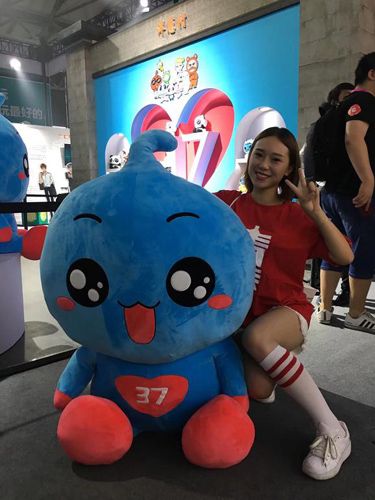 图4 美女玩家领走洋葱村的“巨无霸葱哥”.jpg