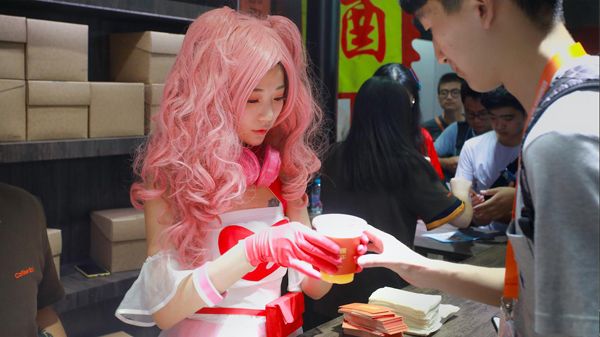 图6 玩家在传奇驿站领取清凉一夏特饮.jpg
