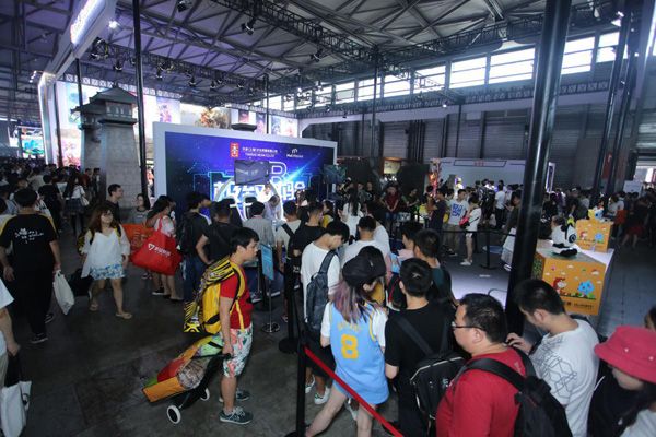 图5 玩家排队体验VR游戏《沙漠过山车》.jpg