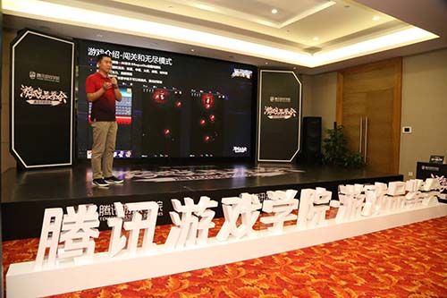 图2、哩咕游戏项目负责人郭峰介绍《佣兵地下城》产品.jpg