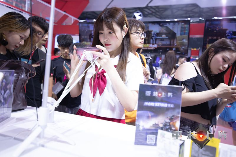 （图4）被游戏深深吸引的二次元主播小姐姐.JPG