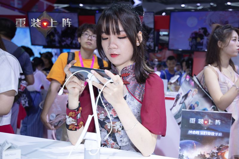 （图5）另一位二次元主播小姐姐，看表情正陷入激战中.JPG