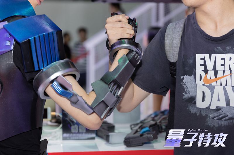 （图6）与麦克斯比拼腕力.jpg