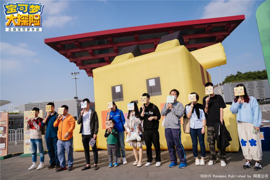 图3：宝可梦粉丝纷纷合影留念.jpg