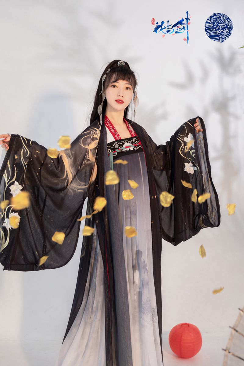 （图7）李首乾汉服女款，巾帼英武气自华.jpg