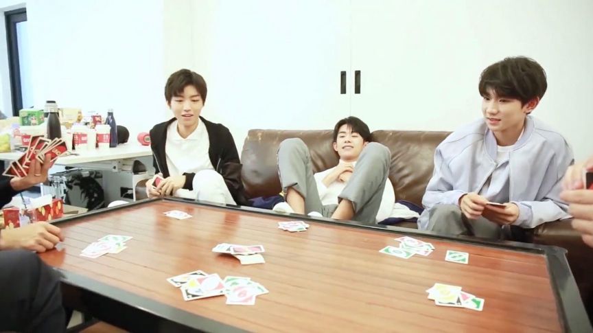 图4：TFboys玩UNO.jpg