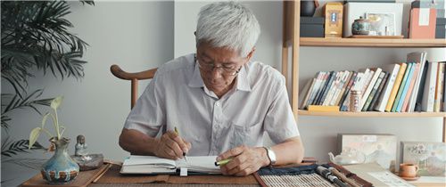 图5：《梦幻花园》纪录片《我与紫禁城》——下班后的周大维老人微信图片_202007200255.jpg