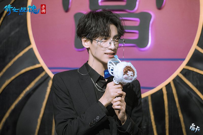 图4：罗云熙化身当铺老板现场营业.jpg