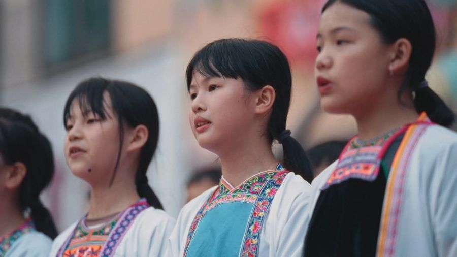 图片5 贵州省从江县高增乡小黄小学的侗族姑娘蕾蕾在六一汇演中.jpg